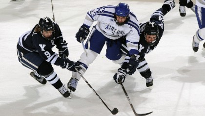 华体会下载：欧冠荣耀之争，维拉球迷赛场外挑衅，质问阿森纳欧洲奖杯空缺